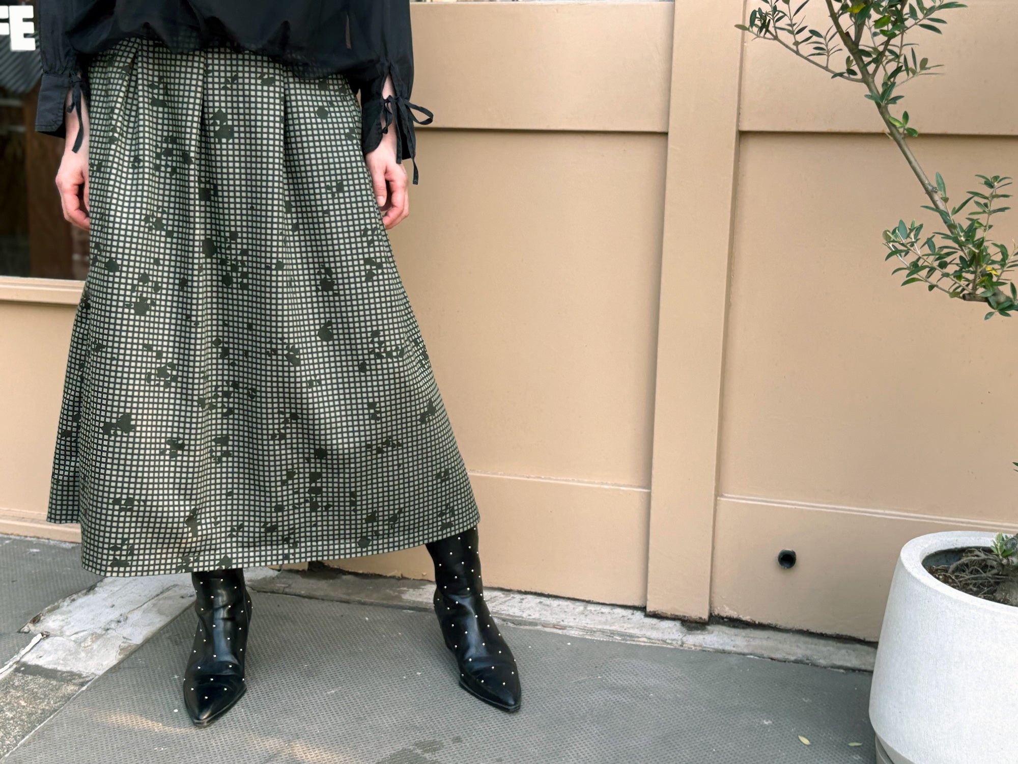 millon: khaki grid