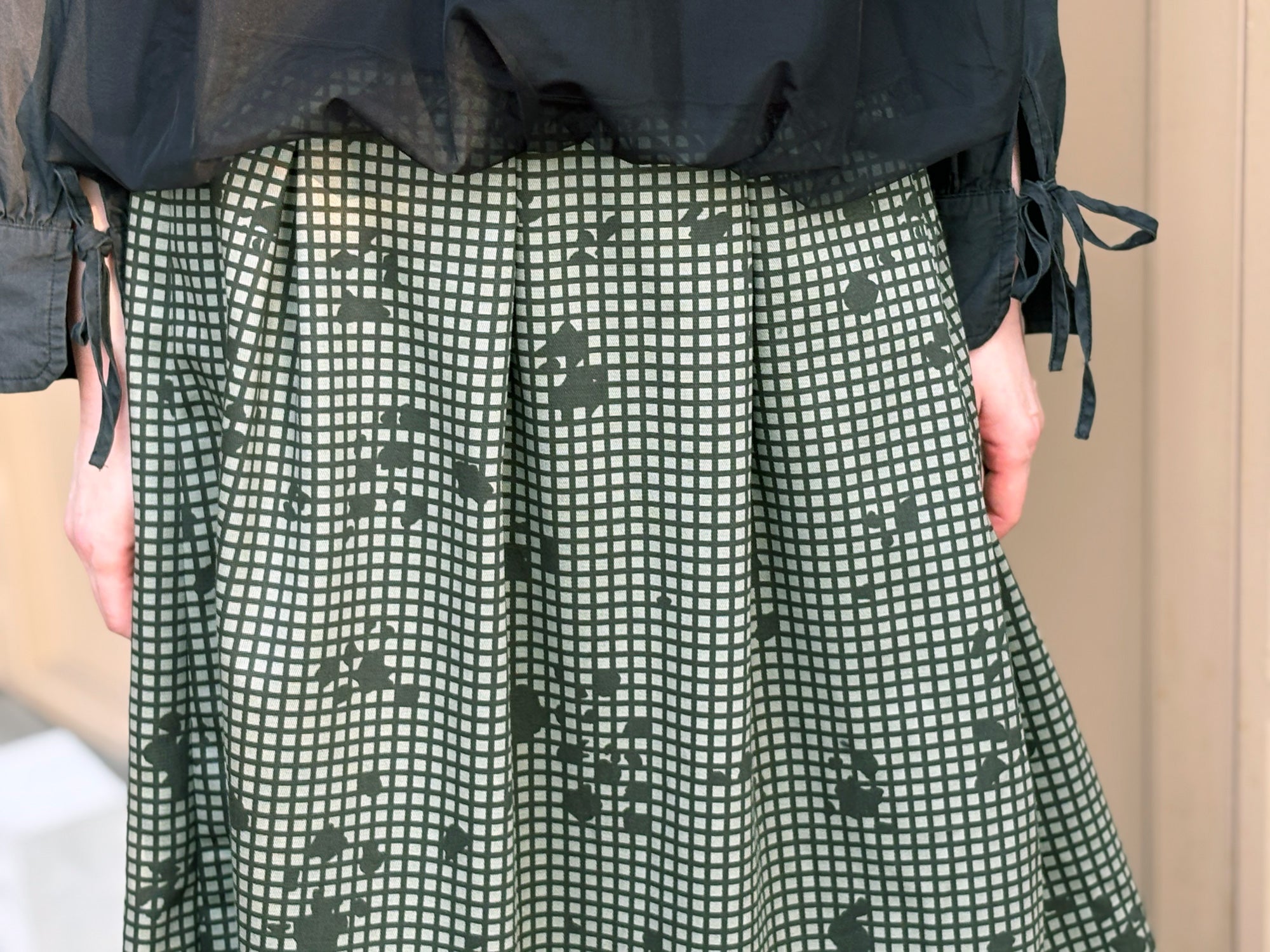 millon: khaki grid