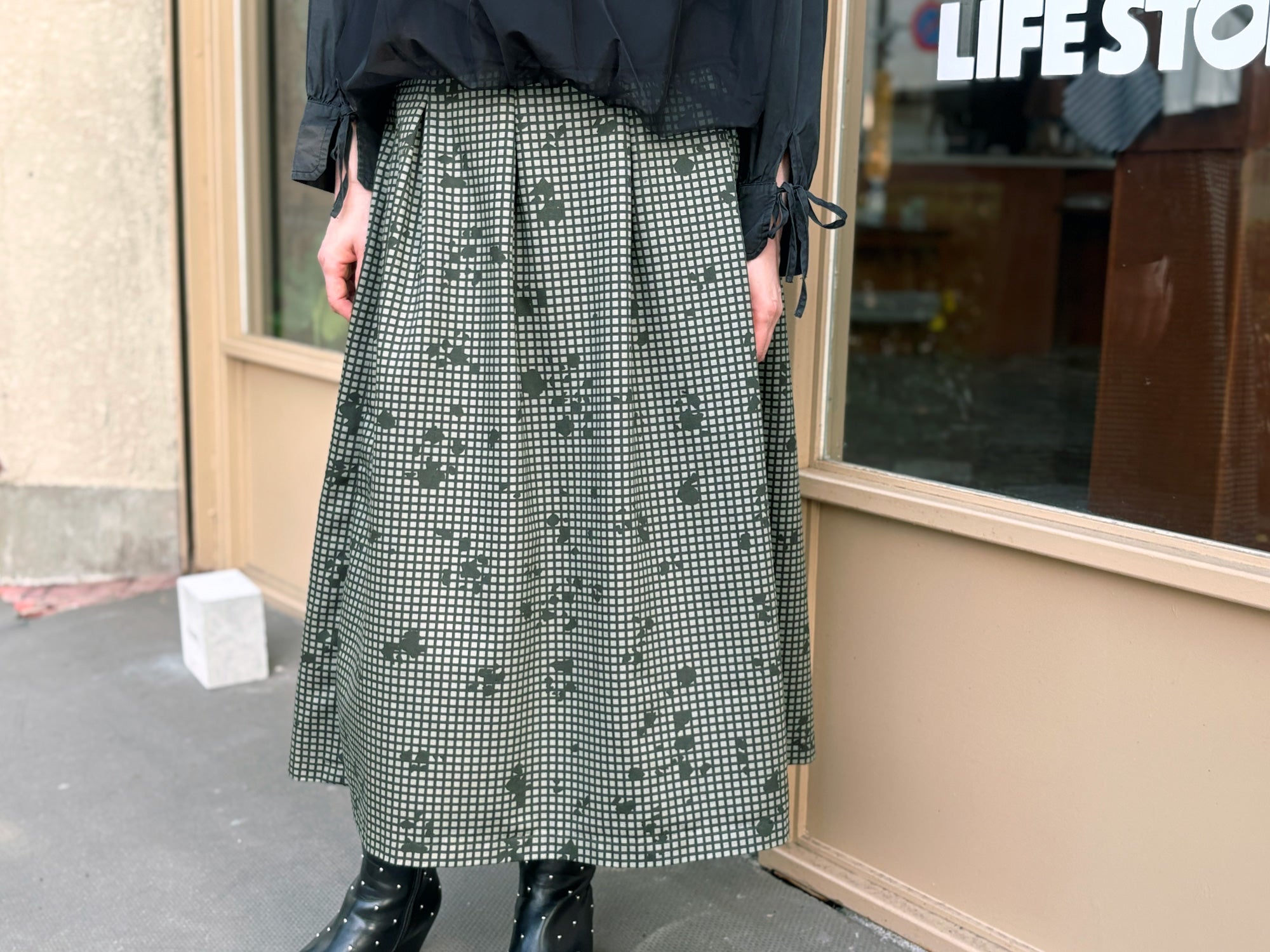 millon: khaki grid
